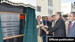 Perdana Menteri Nawaz Sharif meresmikan pembangkit nuklir yang dibangun dengan bantuan China di Chashma, provinsi Punjab, Pakistan (28/12).