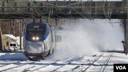 Penanganan badai salju yang lambat di New York mengganggu berbagai transportasi, termasuk kereta api antarkota Amtrak.