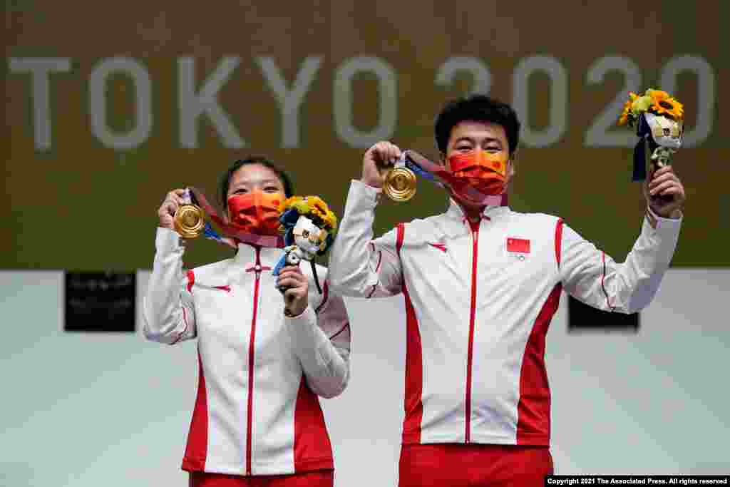 2020 Yay Olimpiya Oyunlarında atıcılıq üzrə yarışlarda qızıl medal qazanan Qızıl Xiang Ranksin və Panq Vei 