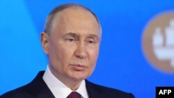 Presidenti rus duke mbajtur fjalimin (7 qershor 2024)