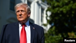 资料照片：美国总统特朗普离开白宫前往安德鲁斯联合基地。(2026年4月11日)