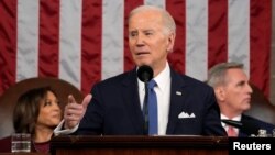 D'humeur combative, visiblement détendu, Joe Biden a répondu par quelques plaisanteries aux invectives de certains élus républicains, sans se détourner de son message.