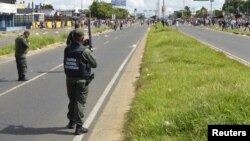 Venezuelan National Guard members prepare to deal with crowds after a supermarket was looted in the San Felix portion of Ciudad Guayana in the state of Bolivar, July 31, 2015.