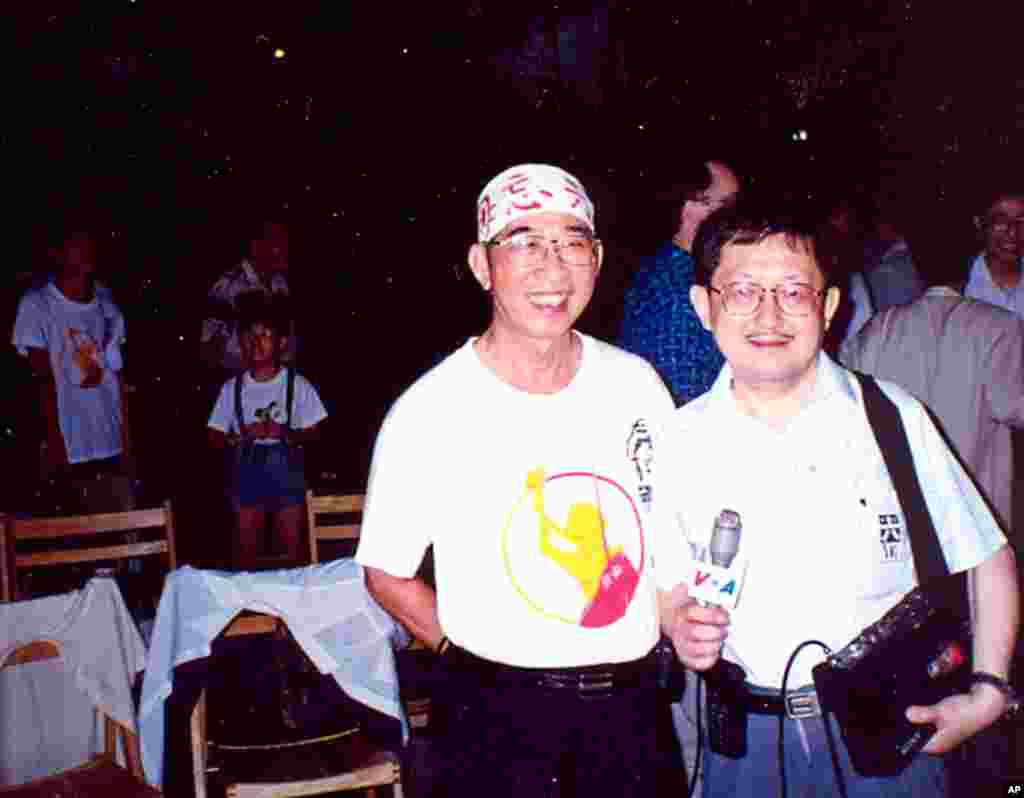 1997年6月采访香港纪念6.4活动，与已故香港立法会前议员司徒华合影