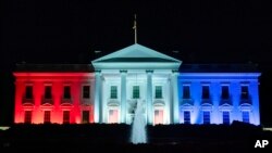 ARCHIVO - La Casa Blanca se ilumina con los colores de la bandera estadounidense el 29 de julio de 2024, en Washington.