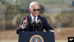 El presidente Joe Biden da un discurso en la Escuela Comunitaria Gila Crossing, en Laveen, Arizona, el 25 de octubre de 2024. (AP Foto/Rick Scuteri).