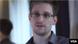 Edward Snowden je napomenuo da se on i njegova supruga ne odriču američkog državljanstva.