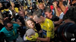 Chris Froome porte le maillot jaune lors de sa victoire sur le Tour de France, France le 24 juillet 2016