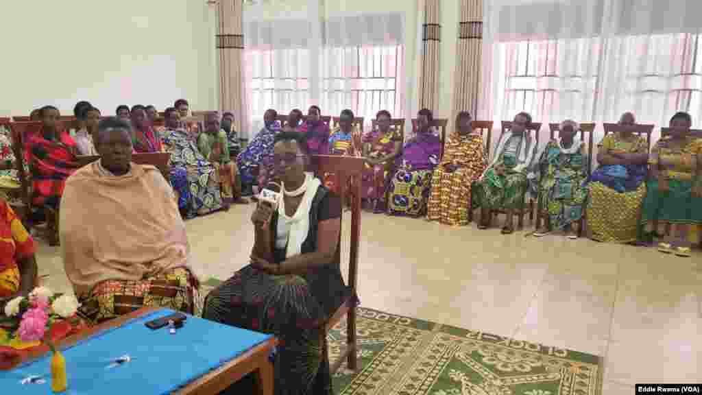 Bamwe mu babyeyi bagizwe incike na jenoside&nbsp;batuye mu nzu yabagenewe iri mu karere ka Bugesera mu ntara y&#39;uburasirazuba bw&#39;u Rwanda mu kiganiro n&#39;umunyamakuru w&#39;Ijwi ry&#39;Amerika Eddie Rwema