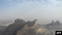 Lors du lancement de l'opération de la force française Barkhane dans la région du Gourma au Mali, une photo aérienne prise depuis un hélicoptère Chinook, montre le mont Hombori, le 28 mars 2019.