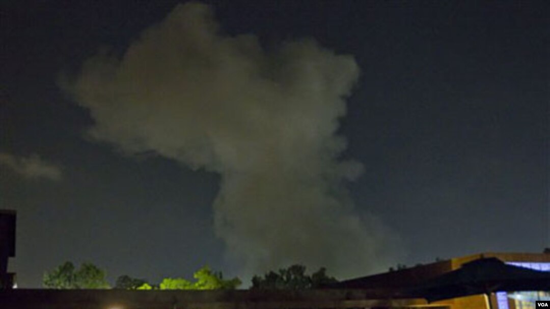 Asap membumbung di Tripoli akibat serangan udara NATO Selasa malam (24/5).