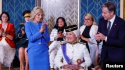 Molongani ya mokonzi ya Etats-Unis ya Amerika Jill Biden (G) na Kalaka ya Ekolo Antony Blinken na milulu mya bopesi mbano na basi ba mpiko ya mbala ya zomi na sambo International Women of Courage Award na ndako ya mokonzi ya mboka (Maison Blanche)