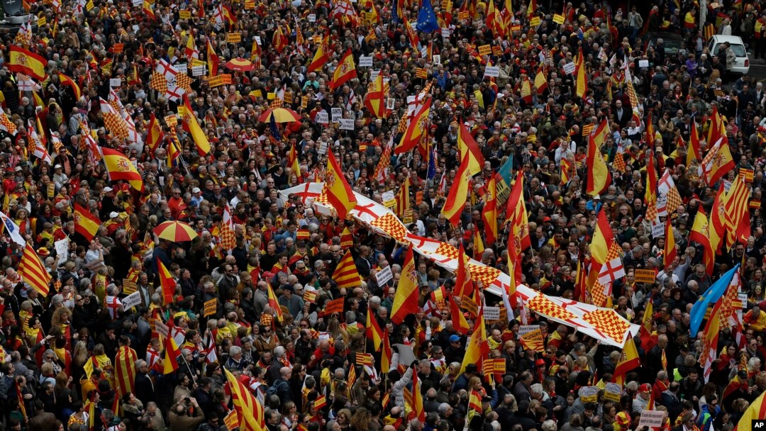 Ribuan orang yang mendukung persatuan Spanyol berdemo di Barcelona hari Minggu (4/3). 