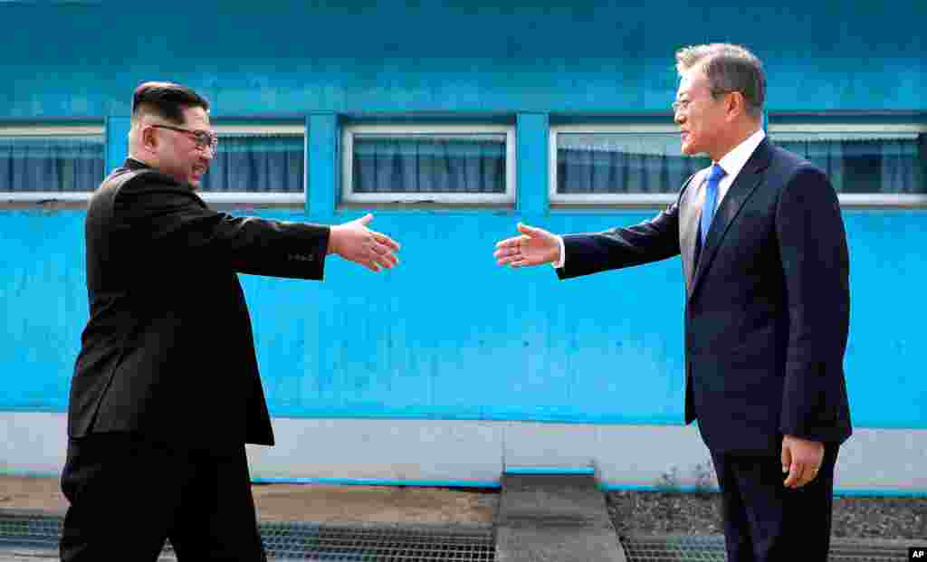 Saludo entre Kim y Moon en Panmunjom.