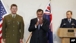 Menhan AS Leon Panetta dalam konferensi pers bersama di Auckland dengan Menteri Pertahanan Selandia Baru, Jumat (21/9).
