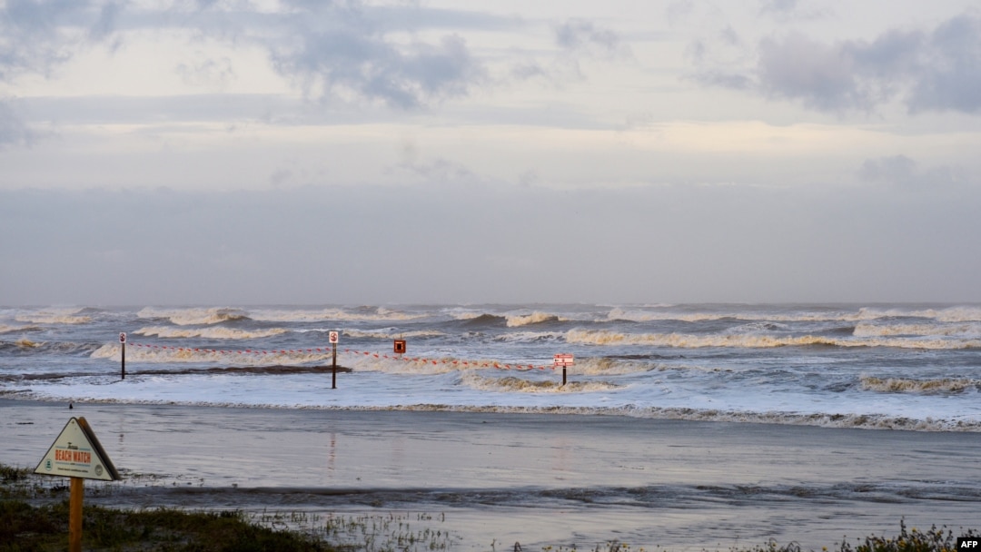 Gelombang tinggi dari Badai Laura di Galveston, Texas, 27 Agustus 2020.