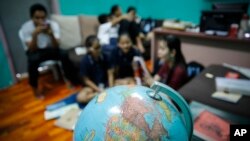 Pengungsi beragama Kristen dari Myanmar, di kelas mereka di Kuala Lumpur, Malaysia (11/3). (AP/Joshua Paul)