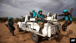 Pasukan penjaga perdamaian PBB (UNAMID), melakukan patroli di Khor Abeche, Darfur Selatan, Sudan (foto: dok).