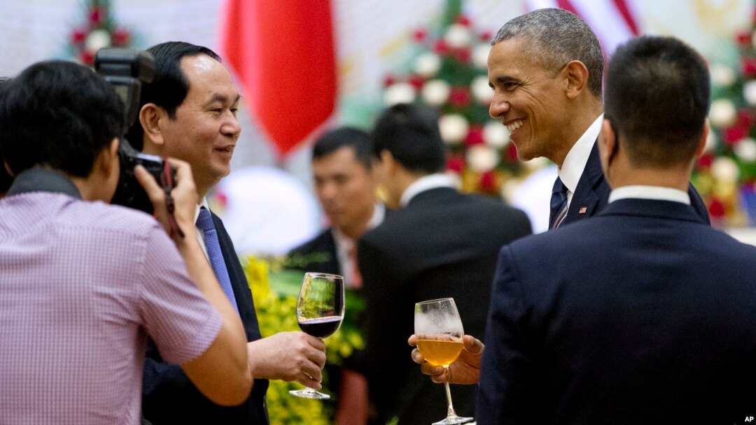 Tổng thống Mỹ Barack Obama và Chủ tịch nước Việt Nam Trần Đại Quang trong buổi tiệc trưa tại Trung tâm hội nghị quốc tế ở Hà Nội, ngày 23/5/2016.