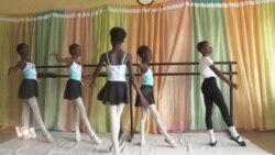 Un danseur nigérian enseigne le ballet dans un quartier populaire de Lagos