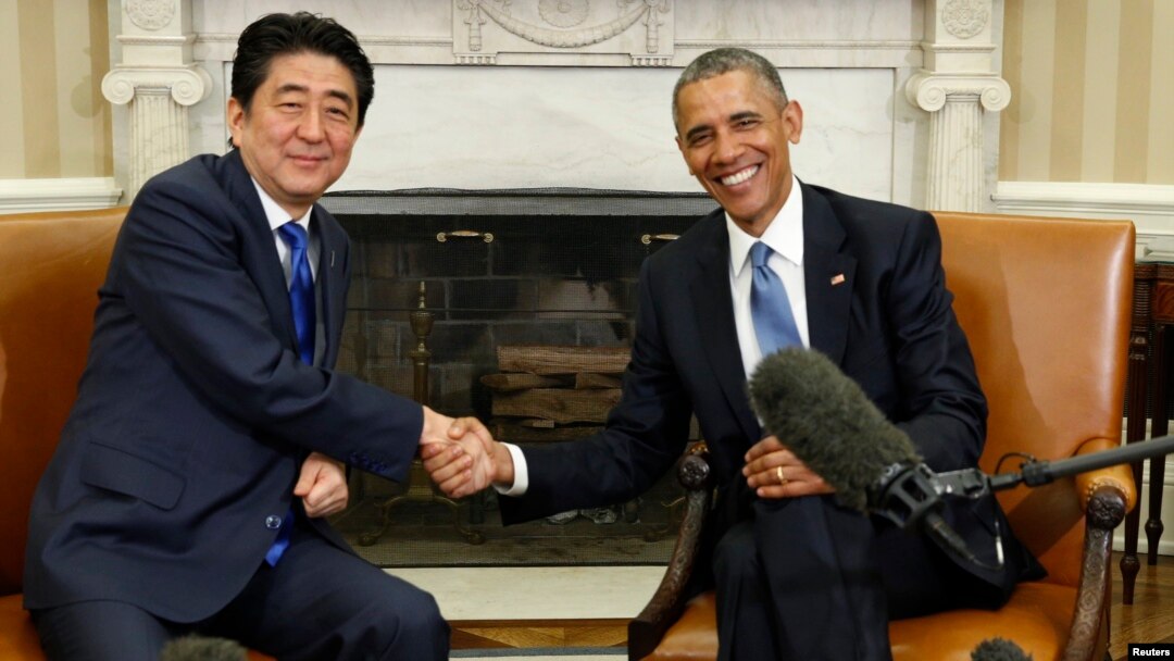 Presiden AS Barack Obama (kanan) menerima Perdana Menteri Jepang Shinzo Abe di Gedung Putih, Selasa (28/4).