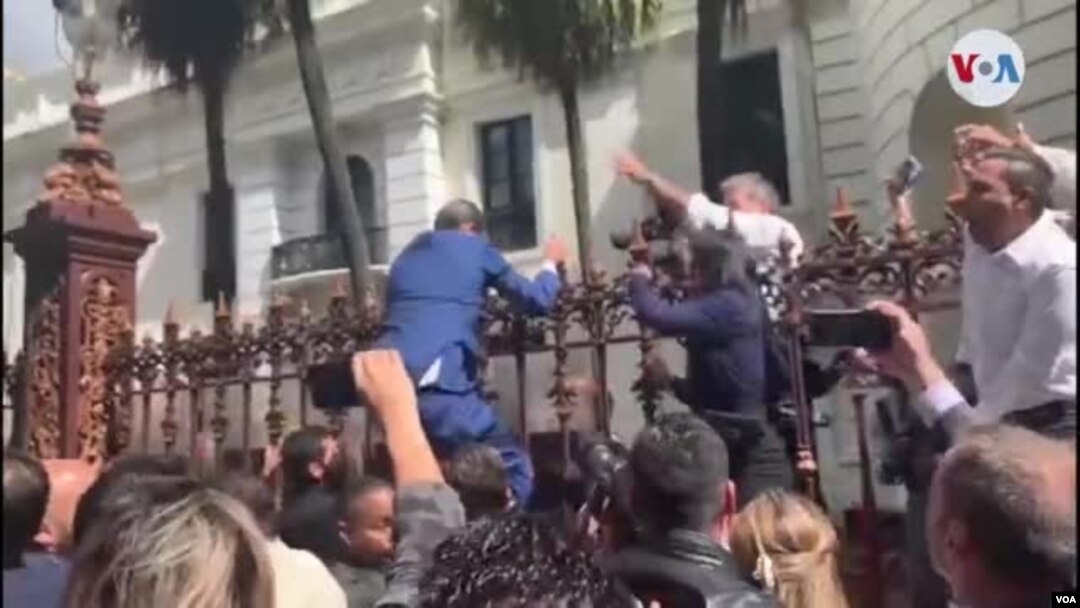 El lunes 6 de enero de 2020, el presidente interino de Venezuela, Juan Guaidó, denunció la toma militar de la sede del parlamento venezolano. Imagen tomada de video.
