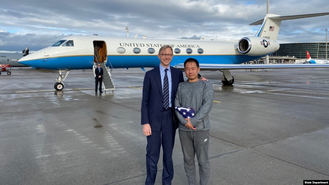 AQShning Eron bo’yicha maxsus vakili Brayan Xuk va Eron qamog'idan ozod etilgan Van Siyue Syurix aeroportida, 7-dekabr, 2019-yil