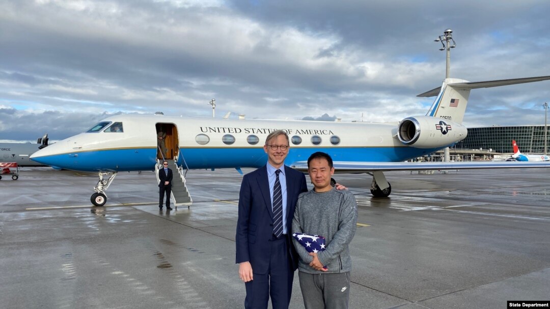 Akademisi China-Amerika Xiyue Wang (kanan) bersama Perwakilan Khusus AS untuk Iran, Brian Hook di bandara Zurich, 7 Desember 2019. (Foto: dok)
