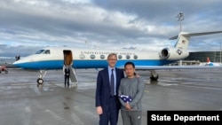 Akademisi China-Amerika Xiyue Wang (kanan) bersama Perwakilan Khusus AS untuk Iran, Brian Hook di bandara Zurich, 7 Desember 2019. (Foto: dok)
