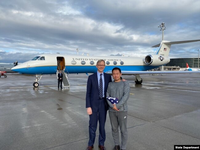 被伊朗关押三年的华裔美国学者王夕越获释后与美国伊朗事务特使胡克在苏黎世机场合影。(2019年12月7日)