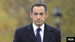 Presiden Nicolas Sarkozy khawatir dengan keselamatan lima sandera warga Perancis.