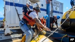 Kapal USNS Apache berangkat dari Norfolk, Virginia, AS untuk melakukan misi mencari bangkai kapal kargo El Faro yang hilang di Bahama (24/10). 