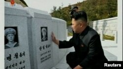 “金正恩訪問沉沒軍艦水兵墓地”， 朝鮮中央社經由路透社提供 