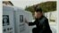 “金正恩访问沉没军舰水兵墓地”， 朝鲜中央社经由路透社提供 