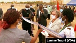 Remise officielle de l’ambassadeur des Etats-Unis aux autorités Burkinabè, le ministre de la Santé Charlemagne Ouédraogo et le ministre de la Sécurité Ousséni Compaoré, Ouagadougou, le 28 avril 2021 (VOA/Lamine Traoré)