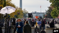 Intathelizindaba zomhlaba jikelele zilinde impumela yokhetho egcekeni le Black Lives Matter Plaza phambi kwesigodle seWhite House edolobheni leWashington, D.C..