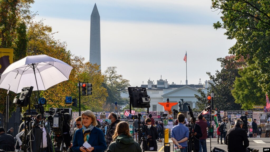资料照片：来自世界各地的记者在白宫附近等待美国大选结果。(2021年11月6日)(photo:VOA)