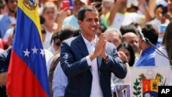 El presidente encargado de Venezuela Juan Guaidó saluda a partidarios a su llegada a una de las manifestaciones convocadas por él contra el gobierno del presidente en disputa Nicolás Maduro el 2 de febrero de 2019 en Caracas, Venezuela.