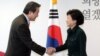 18일 중국 특사로 파견하는 김무성 전 선대위 총괄본부장(왼쪽)과 악수하는 박근혜 한국 대통령 당선인.