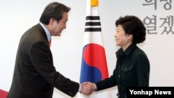 18일 중국 특사로 파견하는 김무성 전 선대위 총괄본부장(왼쪽)과 악수하는 박근혜 한국 대통령 당선인.