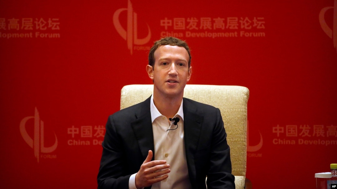 CEO Facebook Mark Zuckerberg dalam diskusi panel di Beijing (19/3). (AP/Mark Schiefelbein)
