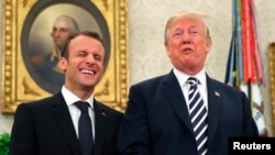 Presiden Donald Trump dan Presiden Perancis Emmanuel Macron memberikan keterangan kepada media di Oval Office, Gedung Putih, Washington, 24 April 2018. (Foto: dok).