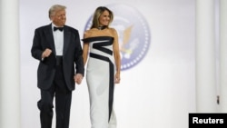 Presiden AS Donald Trump dan ibu negara Melania Trump menghadiri rangkaian acara inaugurasi presiden Amerika Serikat di Washington, pada 20 Januari 2025. (Foto: Reuters/Carlos Barria Refile)