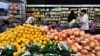 (Archives) Des consommateurs font leurs courses dans une épicerie, le 14 août 2024, à Rosemead, en Californie. (Photo de Frederic J. BROWN / AFP)