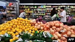 (Archives) Des consommateurs font leurs courses dans une épicerie, le 14 août 2024, à Rosemead, en Californie. (Photo de Frederic J. BROWN / AFP)