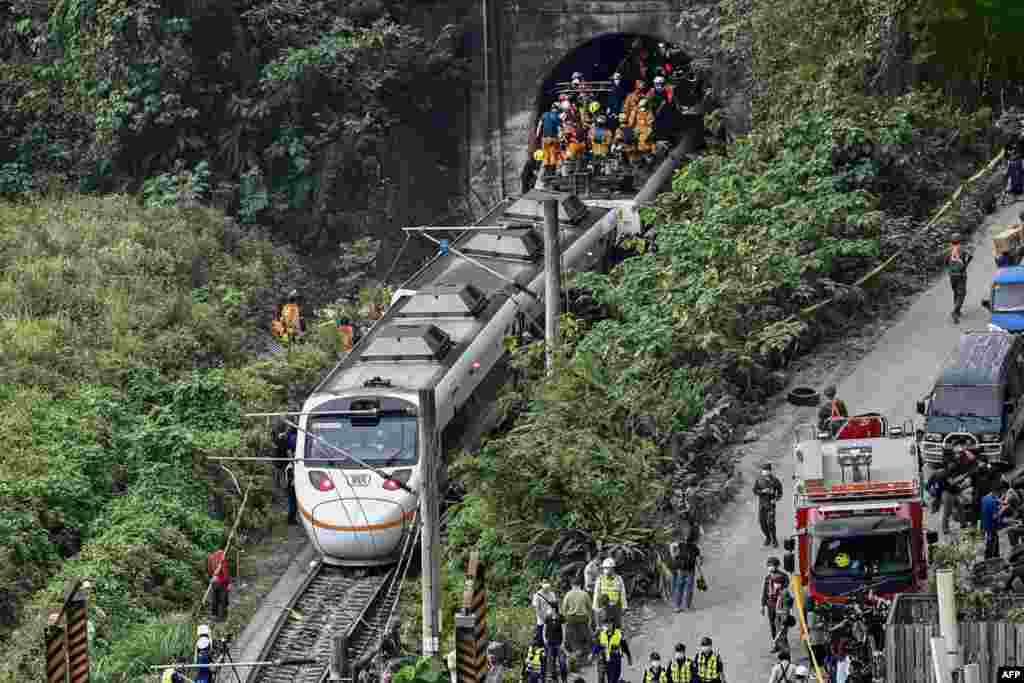 حادثے کا شکار ٹرین تائیوان کے دارالحکومت تائیپی سے جنوب مشرقی شہر تیتونگ جاتے ہوئے تاروکو گورج نامی علاقے کے نزدیک ایک ٹرک سے ٹکرا گئی۔ یہ ٹرک نزدیک ہی جاری تعمیراتی کام کے مقام سے لڑھکتا ہوا ٹرین کی پٹری پر گر گیا تھا۔