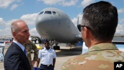 CEO Boeing Dennis Muilenburg berbicara kepada awak Boeing KC-46 di Paris Air Show, Le Bourget, Senin (17/6). 