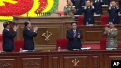 Lãnh đạo Bắc Triều Tiên Kim Jong Un (giữa) tại đại hội đảng cầm quyền ở Bình Nhưỡng, Bắc Triều Tiên, ngày 7 tháng 5 năm 2016.