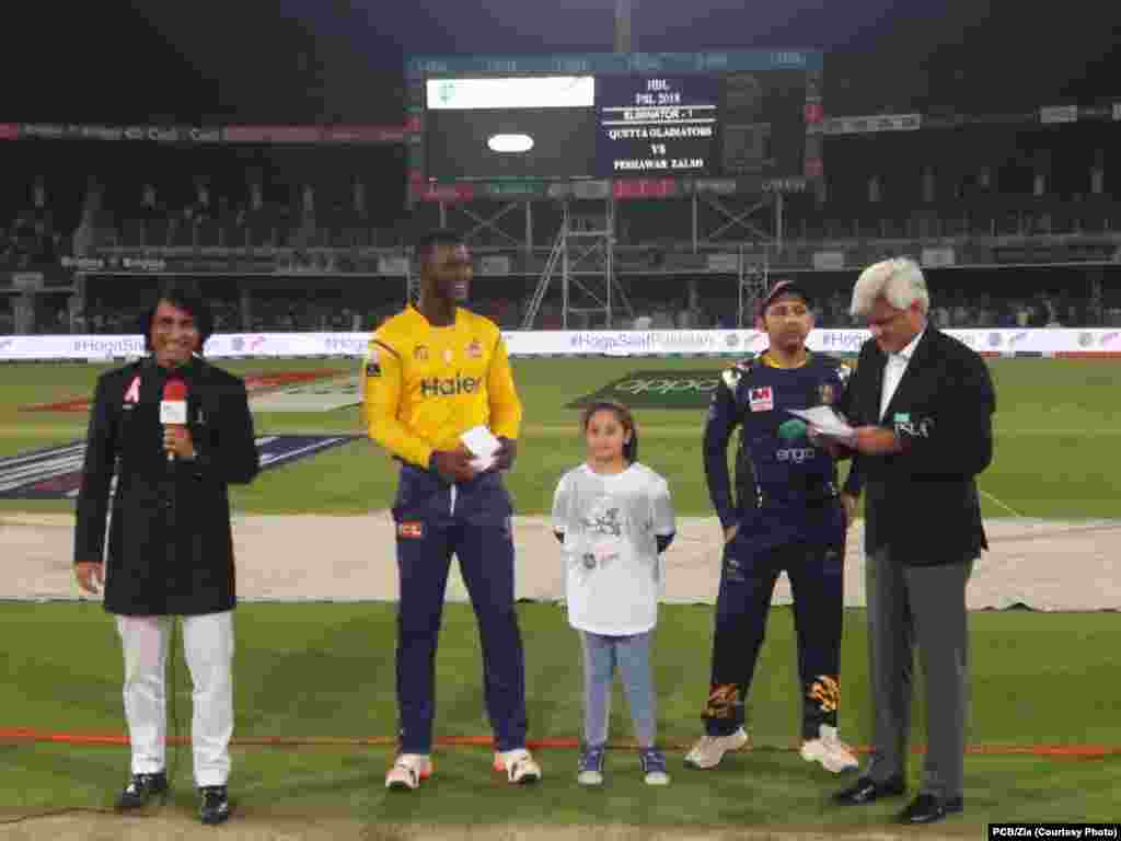 قذافی اسٹیدیم لاہور میں پاکستان سپر لیگ کے پشاور زلمی اور کوئٹہ گلیڈی ایٹرز کے درمیان پلے آف میچ&nbsp; کی تصویری جھلک ۔