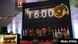 Menkeu Sri Mulyani, Mendag Agus Supramanto, dan stakeholder Pasar Modal Indonesia menghitung mundur penutupan perdagangan IHSG di Main Hall BEI, di Jakarta, Senin, 30 Desember 2019. (Foto: VOA/Ghita)